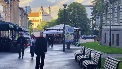 Leute,-Die-Mit-St-Gehen