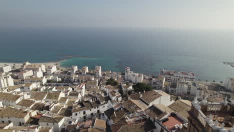 Antena-Sobre-La-Iglesia-De-Nuestra-Señora-De-La-Consolación,-Altea-En-España-Con-El-Mar-Balear-De-Fondo