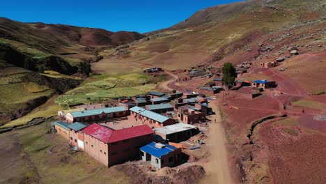 Granja-Tradicional-Inka-Y-Pueblo-Con-Vista-A-Las-Montañas-De-Los-Andes-En-Bolivia