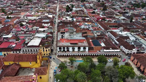 Chiapas-San-Cristobal-De-Las-Houses-Aerial-Drone-View-City-Park-Hochland-Mexiko-Kulturelles-Ziel