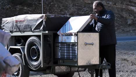 Un-Anciano-Pakistaní-Cerca-De-Un-Camión-Roto-Con-Un-Capó-Abierto-En-La-Carretera