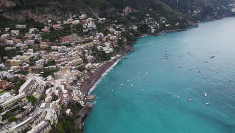 Bahía-Del-Mar-Tirreno-En-La-Costa-De-Amalfi,-Italia,-Ciudad-De-Positano-Desde-Arriba