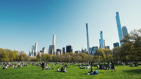 Multitud-De-Personas-Disfrutando-De-Un-Hermoso-Día-Bajo-El-Sol-En-El-Parque-Central-De-La-Ciudad-De-Nueva-York