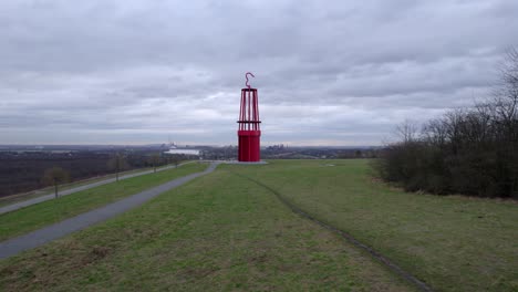 Halde-Rheinpreussen-Art-installation,-Moers-NRW-zoom-in,-overcast-weather