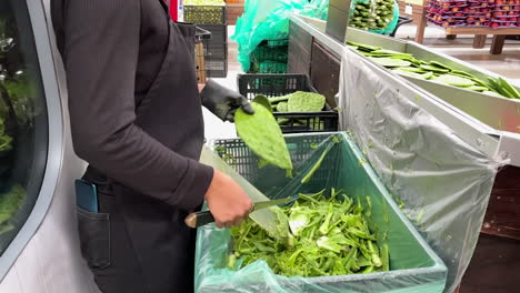 Zeitlupenaufnahme-Eines-Supermarktarbeiters,-Der-Nopales-Schneidet