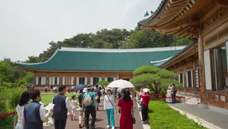 People-walk-by-and-take-pictures-next-to-Presidential-Residence-in-hanok-style-at-Cheong-Wa-Dae-Blue-House