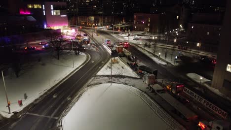 Antenne-über-Konvoiblockade-Der-Freiheitslastwagen-In-Ottawa-Nachts-Am-29.-Januar-2022