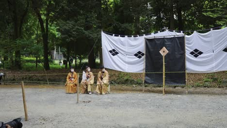 Verfehlter-Bogenschütze-Von-Yabusame-Ereignis-Erschossen,-Das-Jährlich-Im-Omi-Jingu-Schrein-Stattfindet