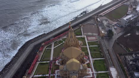 Toma-Aérea-De-Somnath-Mandir-Con-El-Mar-Arábigo-Al-Fondo,-12-Jyotirlingas-En-India,-Templos-Del-Señor-Shiva