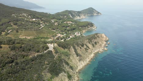 Isla-De-Elba-En-Italia-Costa-Mediterránea-Imágenes-Aéreas-De-La-Playa-Con-Aguas-Azul-Turquesa,-Vuelo-Con-Drone-Turismo-Europeo-Portoferrario
