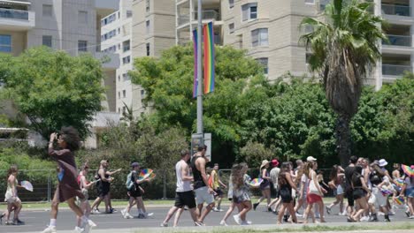 Multitudes-Caminando-Por-La-Carretera-En-El-Desfile-Del-Orgullo-Que-Se-Llevó-A-Cabo-En-Tel-Aviv-El-10-De-Junio-De-2022
