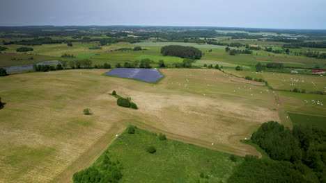 Vista-Aérea-De-La-Granja-De-Energía-Solar-En-Medio-De-Tierras-De-Cultivo