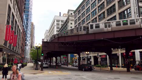 Vista-De-La-Calle-Del-Tren-Subterráneo-Elevado-De-Chicago-Pasando-Por-El-Centro-De-La-Ciudad