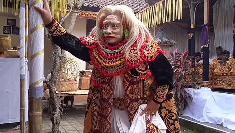 Bali,-Indonesia,-Máscara-Antigua,-Bailarín,-Anciano,-Máscara,-Carácter,-Religión-Enmascarada,-Ceremonia,-Actuación,-Con,-Gamelan-Balinés
