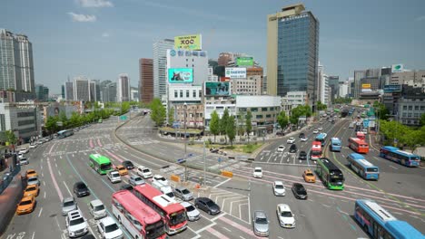 Blick-Von-Seoul-7017-Skygarden-Auf-Die-Belebte-Straßenkreuzung-Und-Das-Stadtbild-Von-Seoul