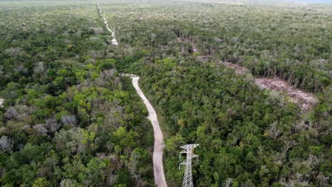 Eine-Luftaufnahme-Der-Schotterstraße-Liegt-Im-Maya-Dschungel