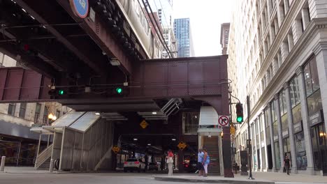 Chicago-L-Pasa-Por-La-Calle-Del-Centro-Con-Gente