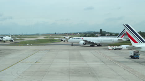 Air-France-jet-pulls-into-queue-at-Charles-de-Gaulle-airport-waiting-for-takeoff