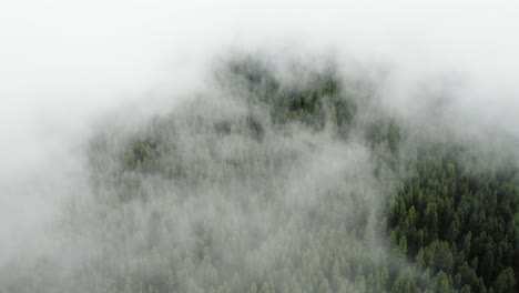 Wolkenlücke-In-Den-Bergen