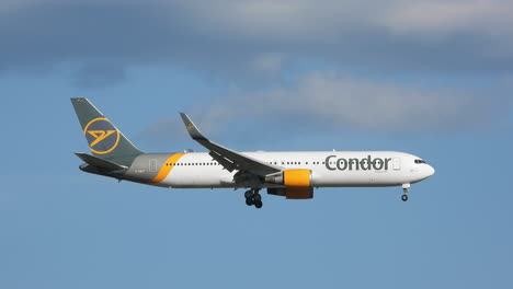 Kamerafahrt-Von-Condor-Airways-Passagierflugzeug,-Abstieg-Bei-Klarem-Himmel-In-Richtung-Flughafen
