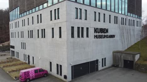 Das-Würfelmuseum-Und-Die-Archive-In-Arendal-Norwegen---Luftig-Aufsteigend-Vom-Boden-Und-Nach-Oben,-Um-Glas-Und-Holz-Auf-Einem-Modernen-Designgebäude-Zu-Enthüllen