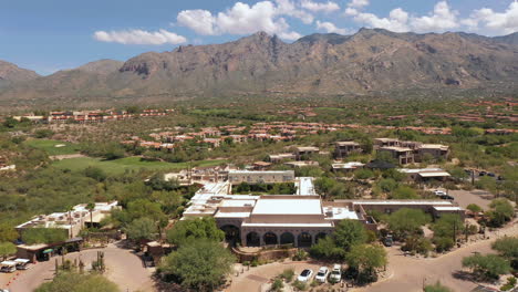 Hotel-De-Lujo-En-Tucson,-Arizona,-En-Las-Estribaciones-De-Catalina-Con-Vistas-A-Las-Montañas-Catalina,-Drone-4k