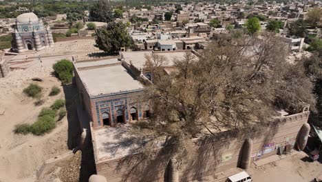 Vista-Aérea-De-La-Tumba-Y-La-Mezquita-De-Jalaluddin-Bukhari-En-Uch-Sharif-En-Pakistán