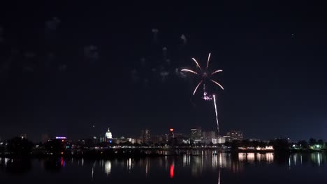 Harrisburg,-Pennsylvania---4.-Juli-2022:-Feuerwerk-über-Der-Hauptstadt-Harrisburg,-Pennsylvania,-Vom-Großen-Finale-Des-Susquehanna-River