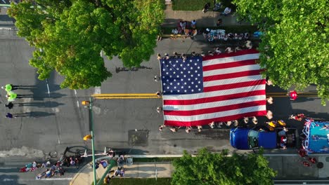 Bandera-De-Estados-Unidos-Llevada-En-Desfile-Por-Exploradores