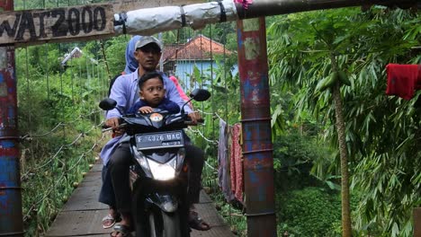 Puente-Colgante-Sobre-El-Río-Con-Cruce-De-Motocicletas-Por-La-Mañana-En-Sukabumi,-Java-Occidental,-Indonesia-El-4-De-Mayo-De-2022