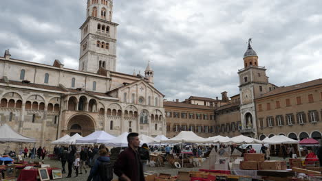 Vista-Del-Mercado-Callejero-En-Piazza-Grande-En-Modena,-Italia---Plano-General