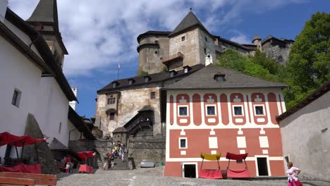 Blick-Auf-Den-Gotischen-Hof-In-Der-Burg-Orava,-Oavsky-Podzamok,-Slowakei,-Sommertag
