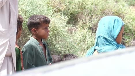 Kinder-Stehen-In-Der-Schlange,-Um-Die-Hilfe-Im-Hochwasserhilfslager-In-Sindh,-Pakistan,-Zu-Erhalten
