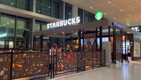 Starbucks-En-El-Aeropuerto-Internacional-De-Malaga-España,-Famosa-Cafetería,-Tiro-4k
