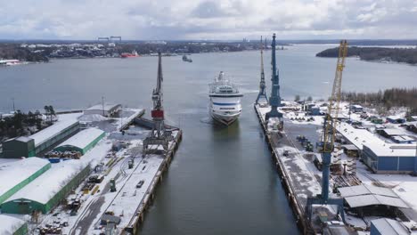 Crucero-Aidavita-Llegando-A-Turku-Brlt-Reparación-Astillero