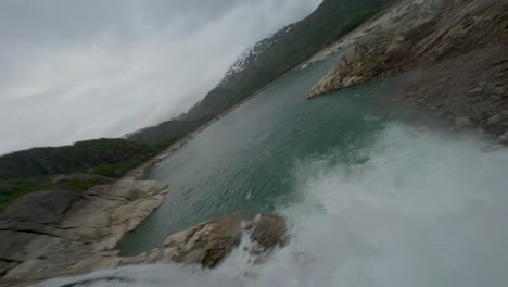 Luftflug-über-Den-Fjellhaugvatnet-See,-Umgeben-Von-Wasserfällen,-Pools-Und-Bergbäumen-In-Norwegen
