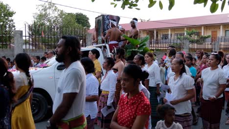 Eine-Religionsparade-Und-Massen-Von-Timoresen-Auf-Den-Straßen-Von-Dili,-Timor-Leste,-Mit-Einer-Religiösen-Katholischen-Statue