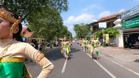 Un-Desfile-De-Soldados-De-Palacio-Que-Van-De-La-Mano