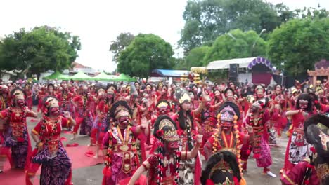 Baile-De-Máscaras-Kelana-En-El-Espectáculo-De-Danza-Tradicional-Cirebon