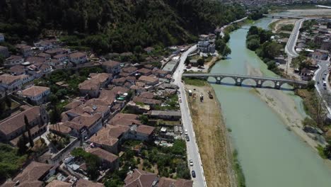 Drohnenaufnahme-Der-Albanischen-Unesco-Welterbestadt-Berat---Drohne-Fliegt-über-Die-Traditionellen-Häuser