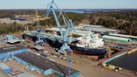 Large-crude-oil-carrier-Minerva-Helen-under-maintenance-in-Naantali-BLRT-drydock-basin