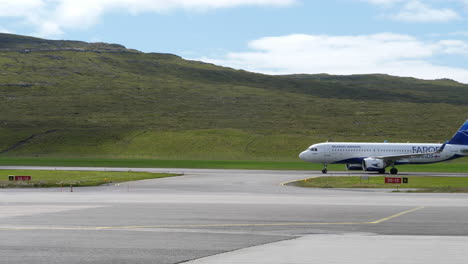 Un-Airbus-A320-De-Atlantic-Airways-Saliendo-De-La-Pista-De-Rodadura-En-Vagar,-Islas-Feroe