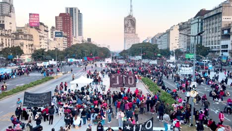 Piqueteros-in-9-de-Julio-Avenue-cause-traffic-disruptions,-Buenos-Aires