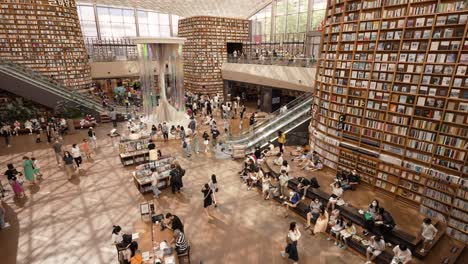 Vista-De-Arriba-Hacia-Abajo-De-La-Multitud-De-Personas-Que-Visitan-La-Famosa-Biblioteca-Starfield-En-El-Centro-Comercial-Coex