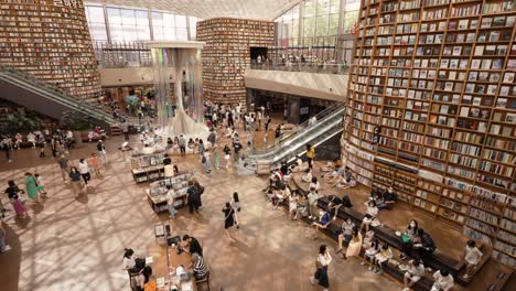 Blick-Von-Oben-Nach-Unten-Auf-Die-Menschenmenge,-Die-Die-Berühmte-Starfield-Bibliothek-Im-Coex-Einkaufszentrum-Besucht