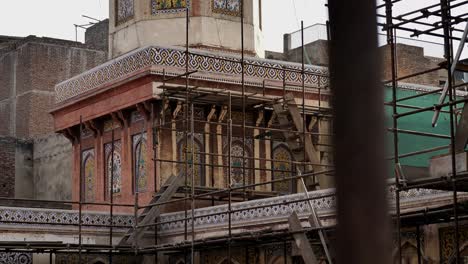 Andamios-Fuera-De-La-Mezquita-Wazir-Khan.-Carro-Lento-A-La-Izquierda