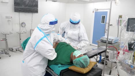 Asiatisches-Medizinisches-Personal-Trägt-PSA,-Bereitet-Den-Patienten-Vor-Und-Legt-Die-Ausrüstung-Vor-Der-Operation-An
