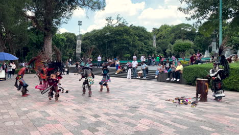 Toma-De-Una-Danza-Tradicional-Azteca-En-La-Ciudad-De-México