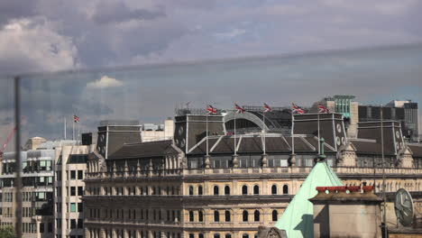 Union-Jack-Flaggen-Wehen-Im-Wind-Auf-Dem-Dach-Des-Gebäudes