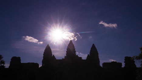 Silueta-De-Angkor-Wat-Con-Sol-Estrellado-Y-Nubes-Esponjosas,-Alejar
